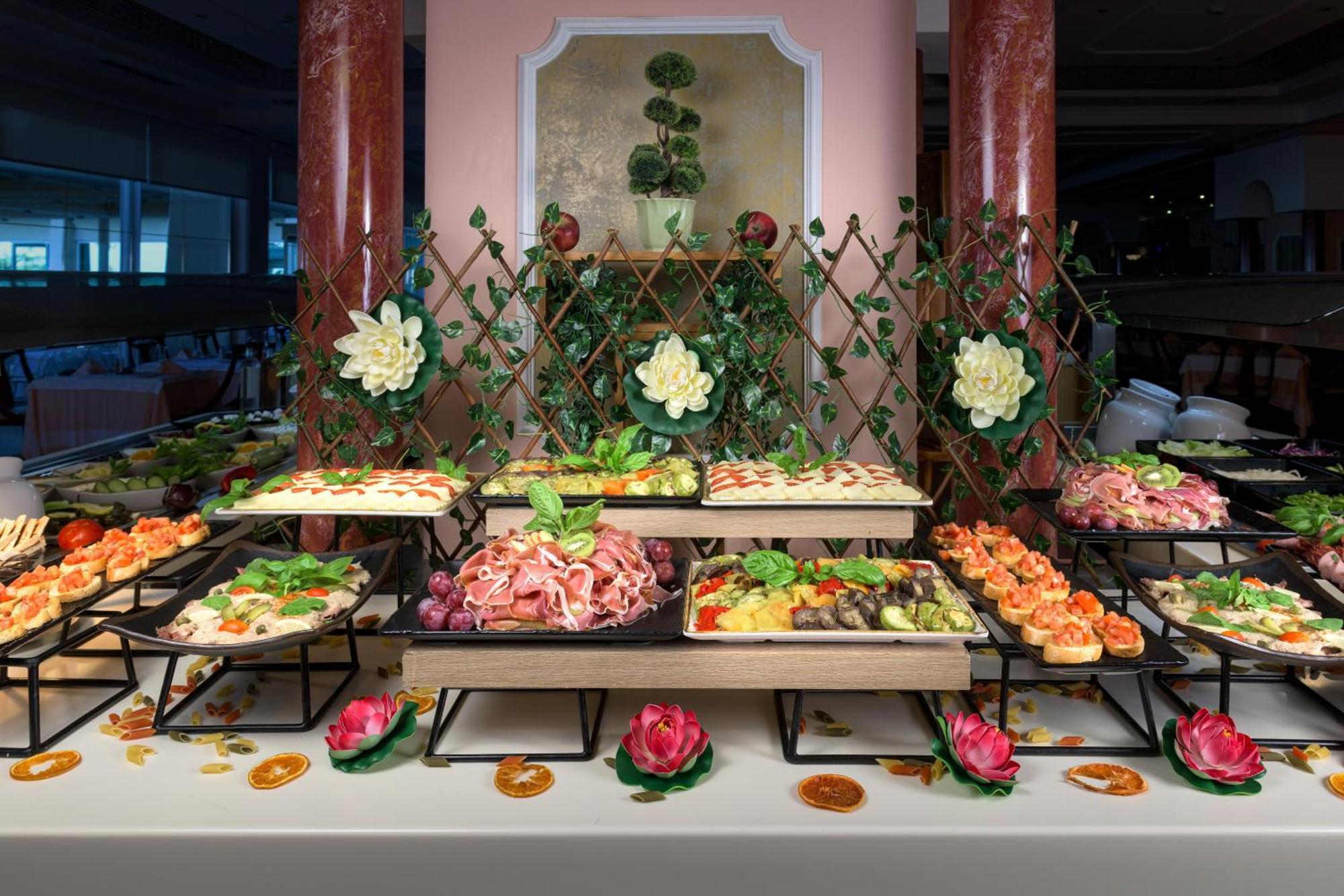 Rodos Palladium Leisure & Wellness Kallithea  Bagian luar foto A buffet at a hotel